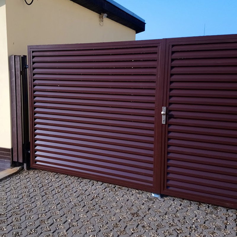 Dvoukřídlá brána s hliníkovou výplní