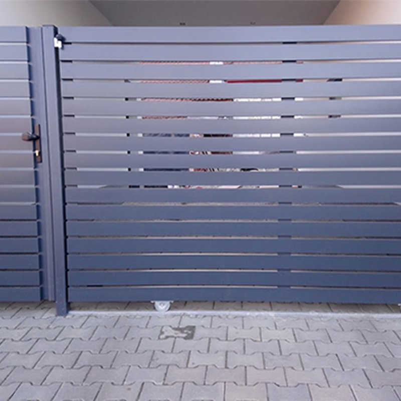 Kolejnicová brána s hliníkovou výplní