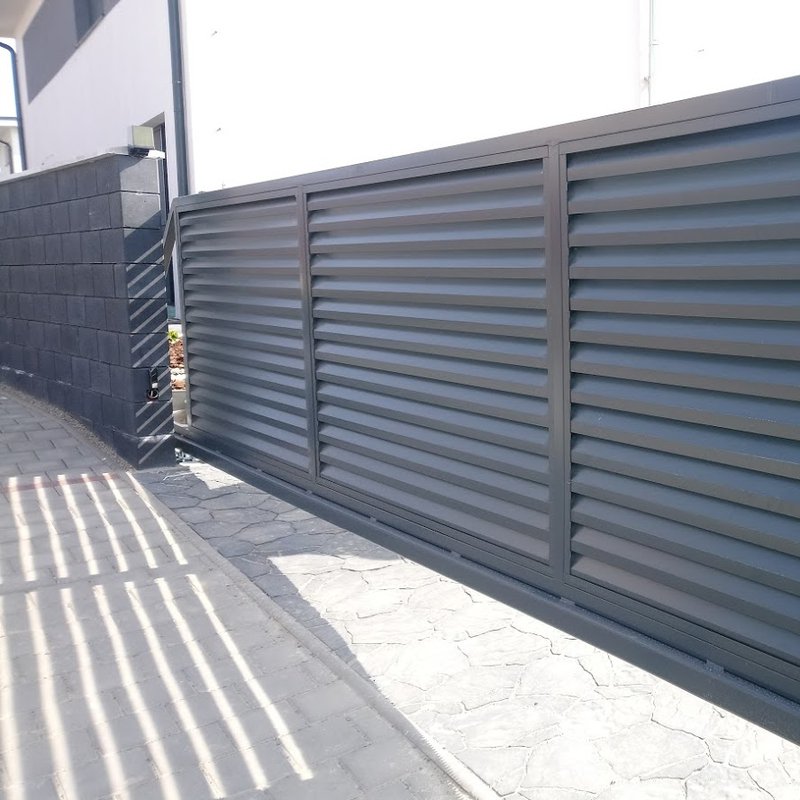 Hliníková posuvná brána lamelová